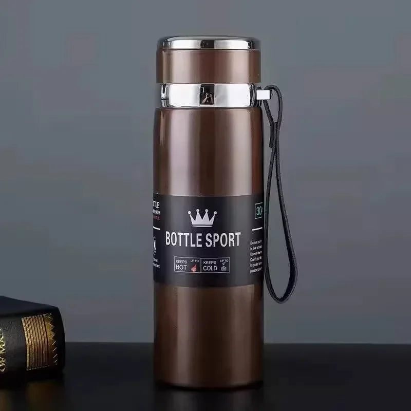 Versatile hot and cold water bottle, made of stainless steel, to keep your water at the ideal temperature throughout the day.