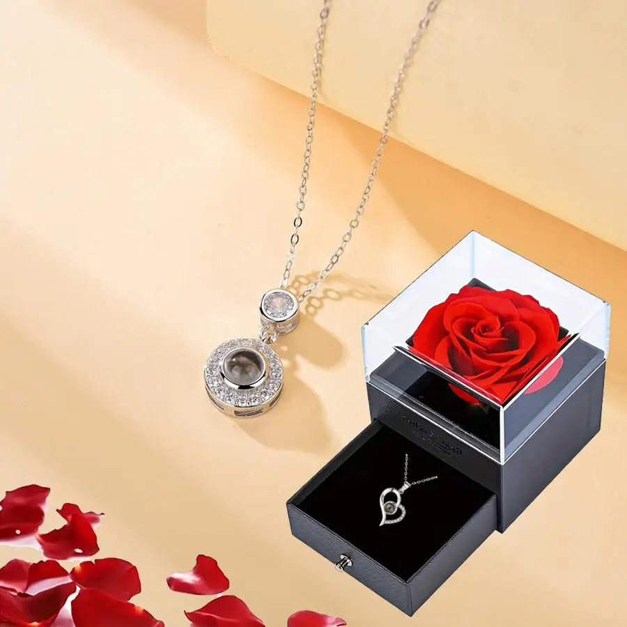 Heart necklace with romantic “I Love You” projection, perfect for couples and anniversaries.