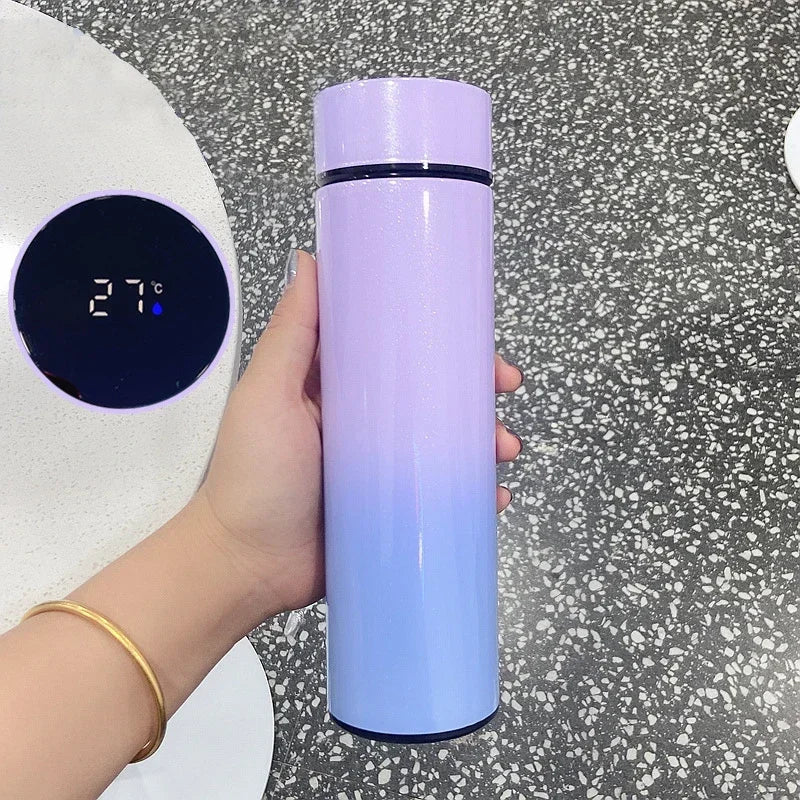 Demonstration of double-wall stainless steel construction of the insulated vacuum flask, ensuring long-lasting temperature control.